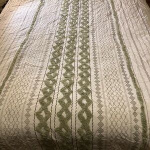 Ink & Ivy Queen boho retro styled comforter green fluffy yarn design poly fill